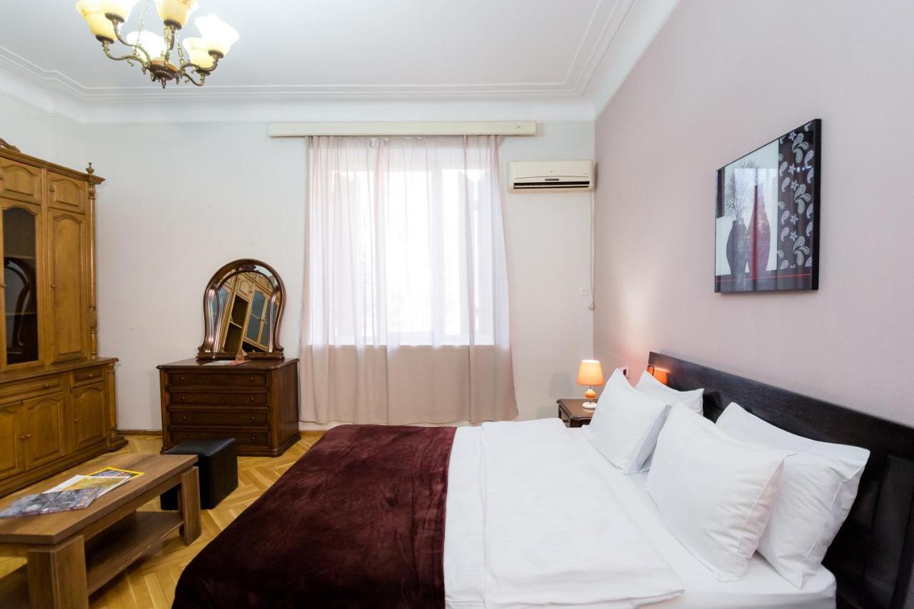 Apartment Gallery Rustaveli 1 Tbilisi Bagian luar foto