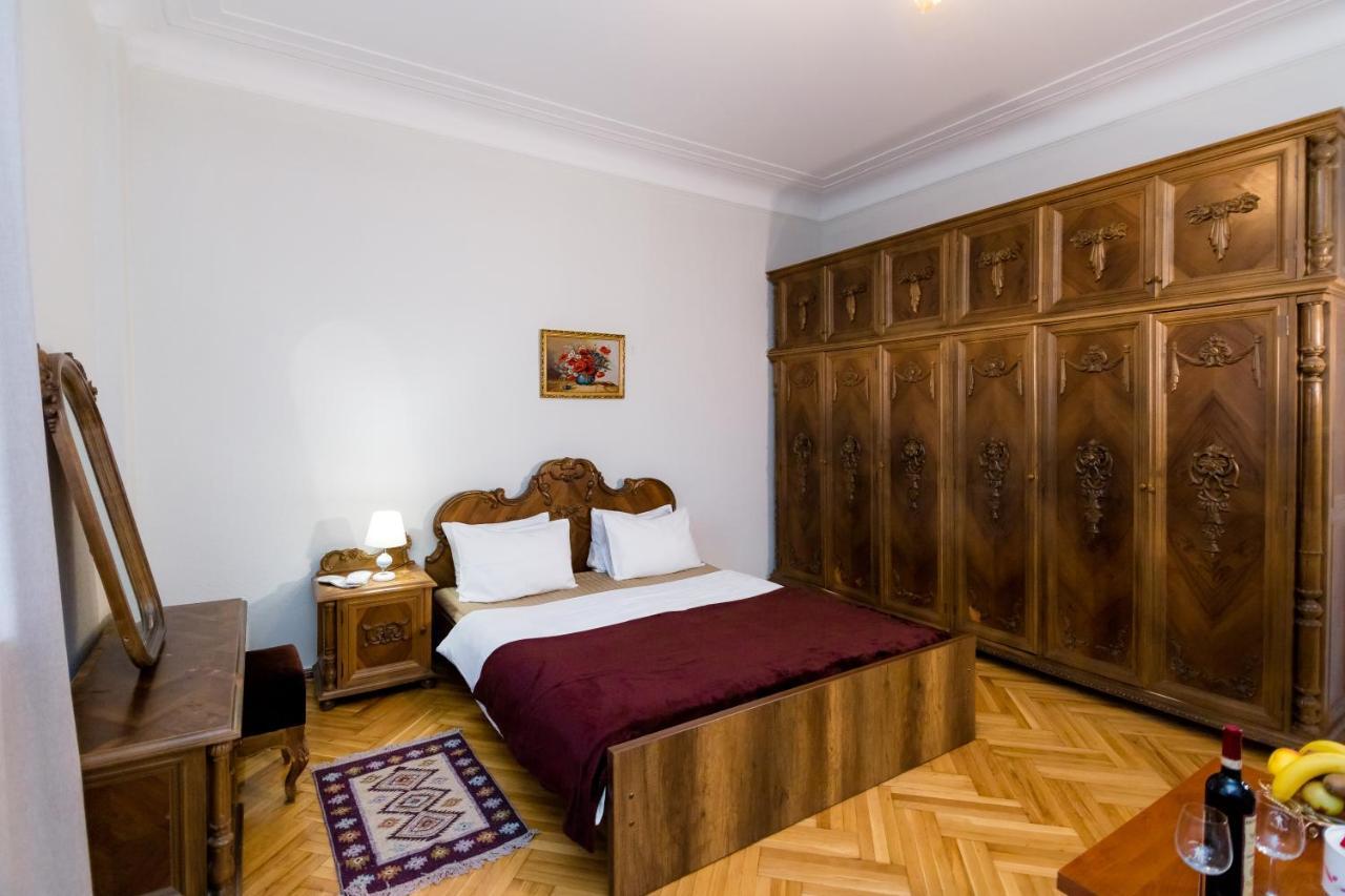 Apartment Gallery Rustaveli 1 Tbilisi Bagian luar foto
