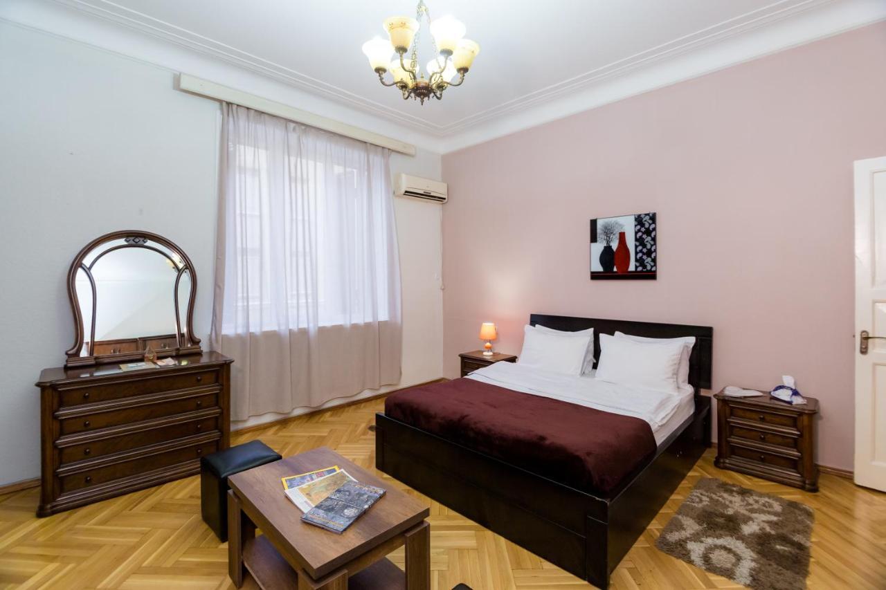 Apartment Gallery Rustaveli 1 Tbilisi Bagian luar foto