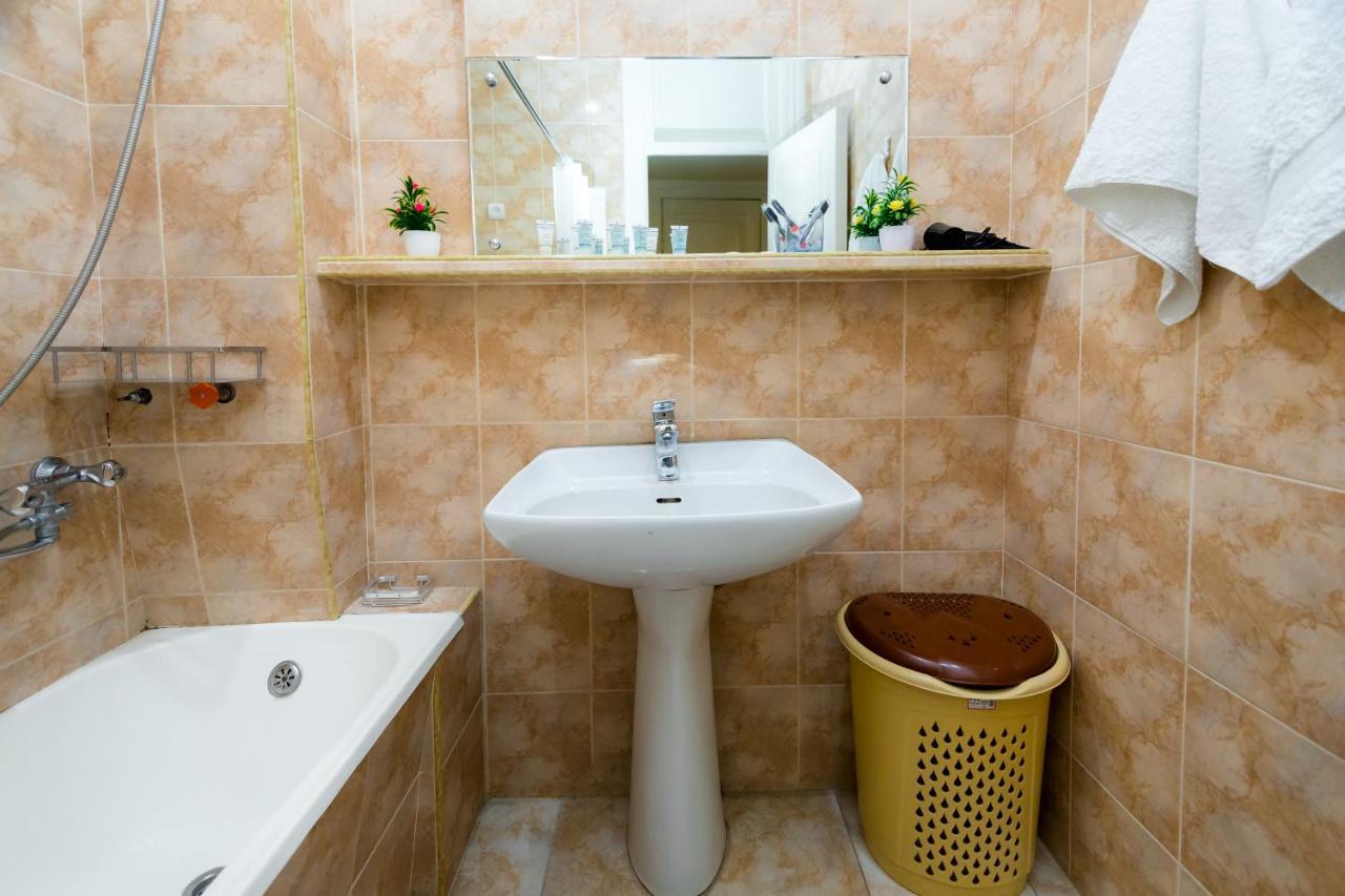 Apartment Gallery Rustaveli 1 Tbilisi Bagian luar foto