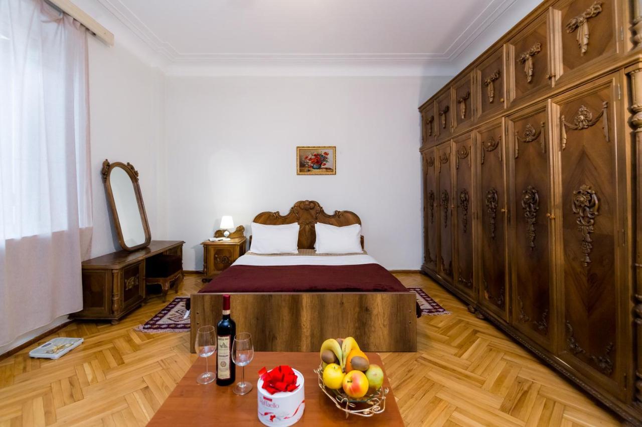 Apartment Gallery Rustaveli 1 Tbilisi Bagian luar foto